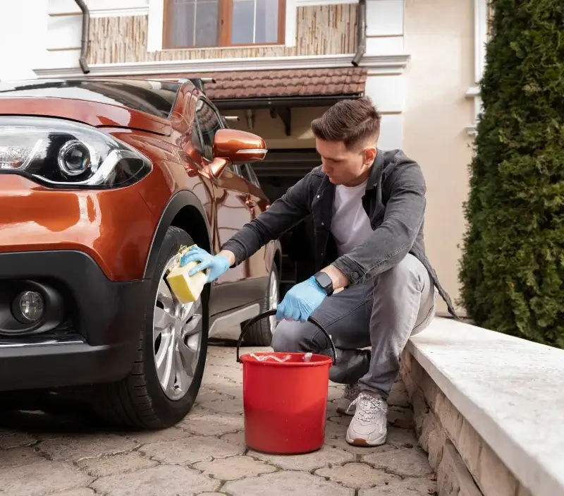 Lavage auto à domicile Saint-Didier-sur-Chalaronne : professionnel intervenant sur un véhicule